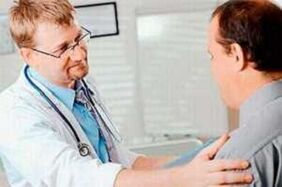 Un uomo con prostatite a un appuntamento medico