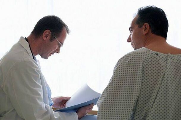 il medico prescrive farmaci per la prostatite al paziente